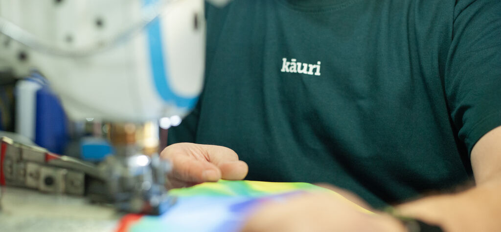 Costurera de Kauri confeccionando una prenda deportiva