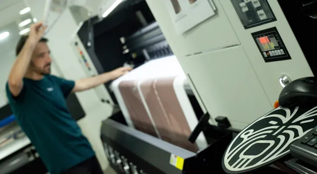 Plotter sacando el papel de sublimación con el diseño impreso