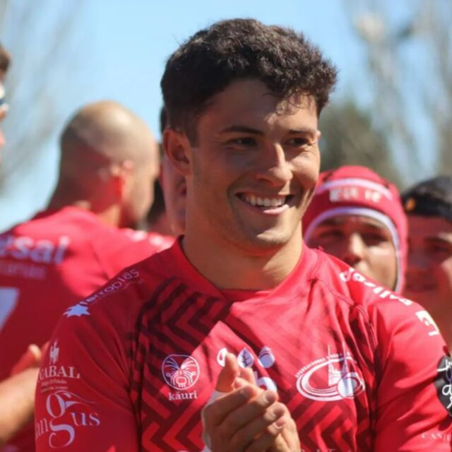 Jugador del Aparejadores Rugby Club celebrando con la camiseta roja fabricada por Kauri